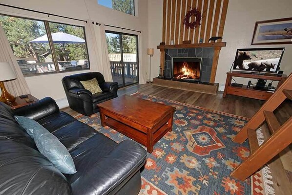 Fernseher, Kamin, DVD-Player