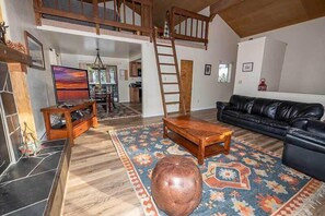 تلفزيون، مدفأة، مشغل دي في دي