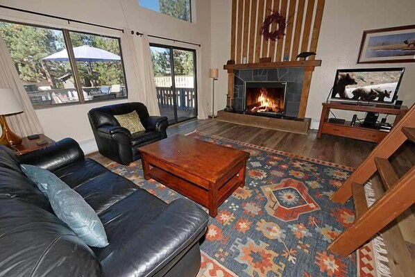 تلفزيون، مدفأة، مشغل دي في دي