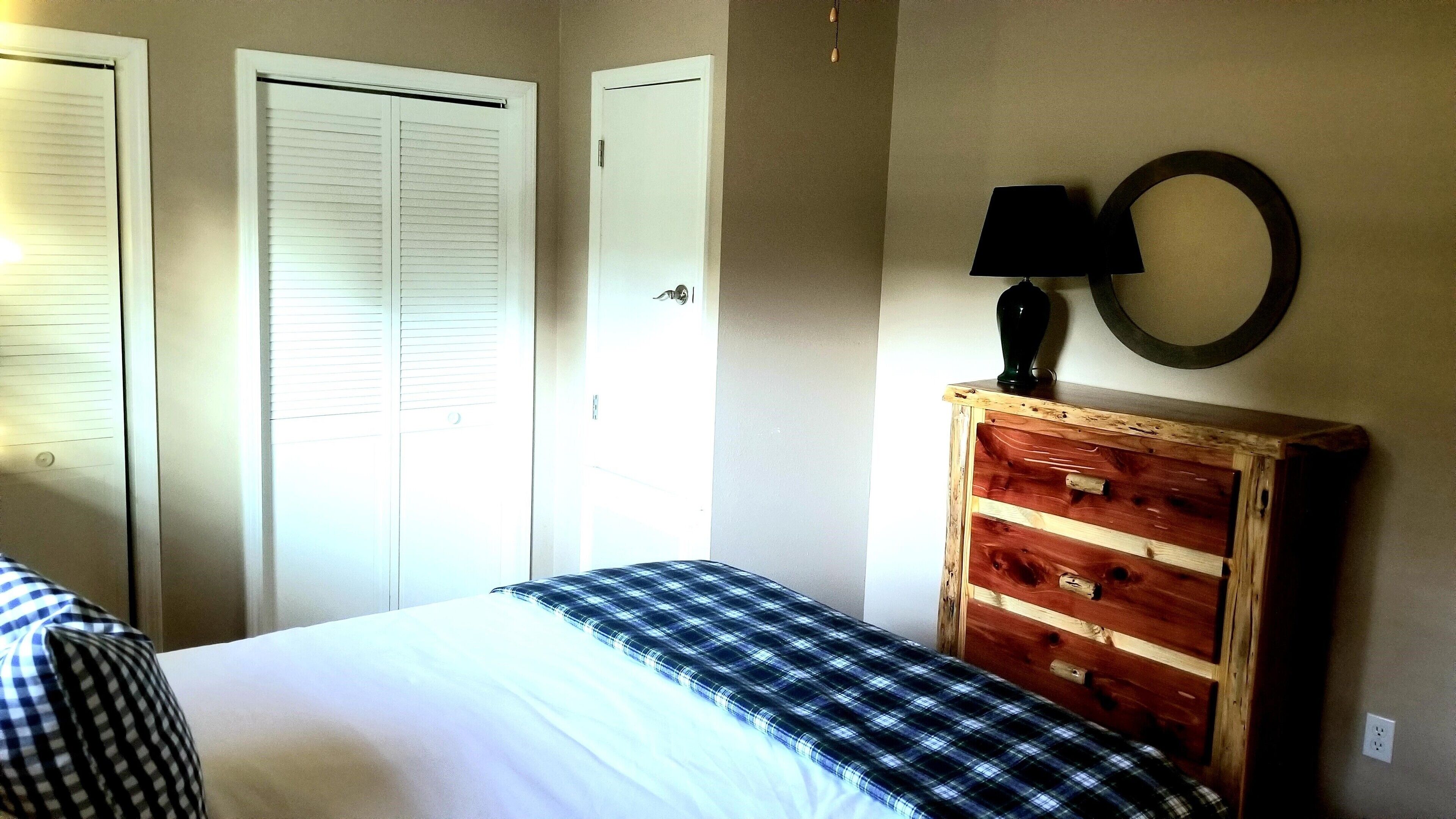 The Rainbow - Cabin 2 -Amazing White River frontage views!