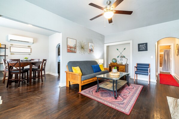 Smart TV, fireplace, books - The Charm Chickasha | Fiber | W/D | Dog Friendly (Chickasha)