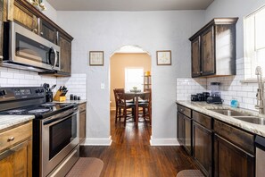 Fridge, microwave, oven, stovetop - The Charm Chickasha | Fiber | W/D | Dog Friendly (Chickasha)