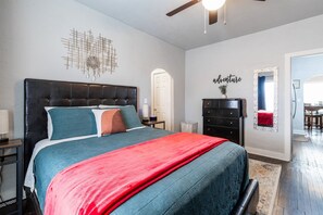 1 bedroom, desk, iron/ironing board, travel crib - The Charm Chickasha | Fiber | W/D | Dog Friendly (Chickasha)