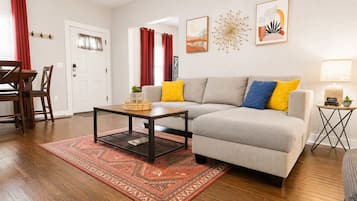 Smart TV, chimenea y libros