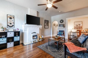 Smart TV, Netflix, books, streaming services