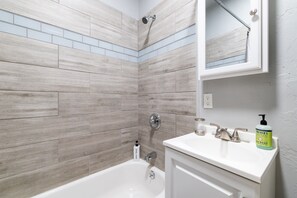 Combined shower/bathtub, hair dryer, towels - The Cozy Chickasha | Fiber | Extra Parking | W/D (Chickasha)