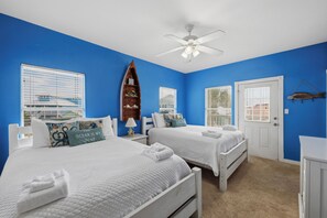 3 bedrooms, iron/ironing board, free WiFi, bed sheets - Adorable home with backyard games! Close to the beach with a golf cart accessibl (Port Aransas)