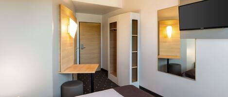 Twin Room | Desk, WiFi (free), bed sheets