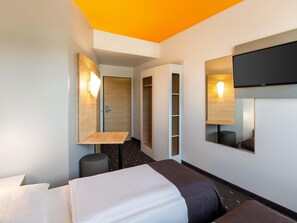 Een bureau, gratis wifi, beddengoed