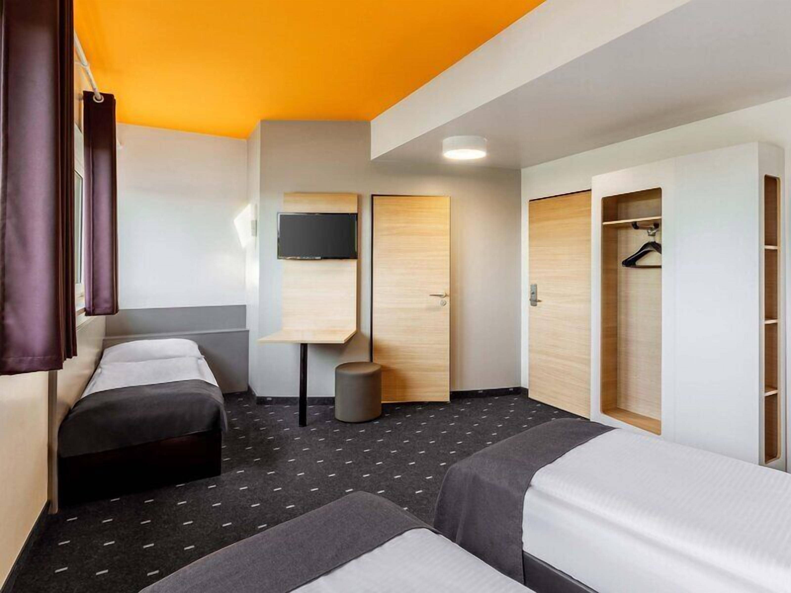 Triple Room | Desk, WiFi (free), bed sheets
