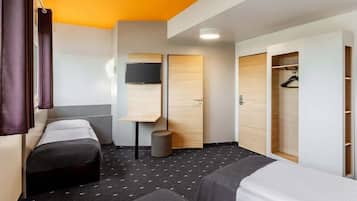 Triple Room | Desk, WiFi (free), bed sheets