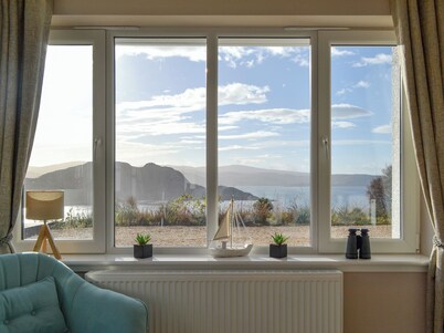 Lily Lodge - UK31958