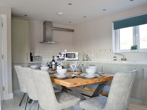 Dining - Lily Lodge - UK31958 (Diabaig)