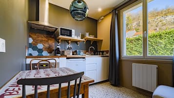 Réfrigérateur, micro-ondes, four, plaque de cuisson