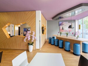 Desk, laptop workspace, soundproofing, free WiFi - B&B Hotel Düsseldorf-Airport (Düsseldorf)