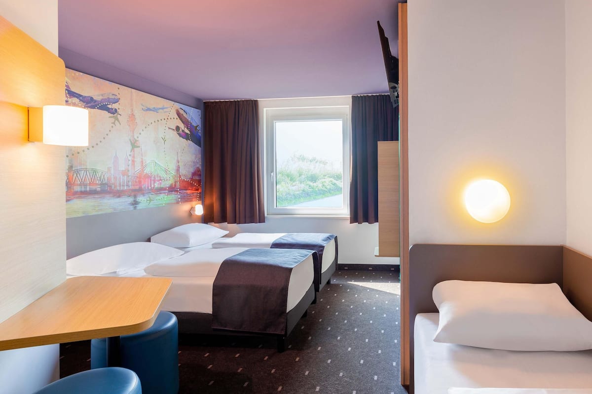 Chambre Triple | Bureau, espace de travail pour ordinateur portable