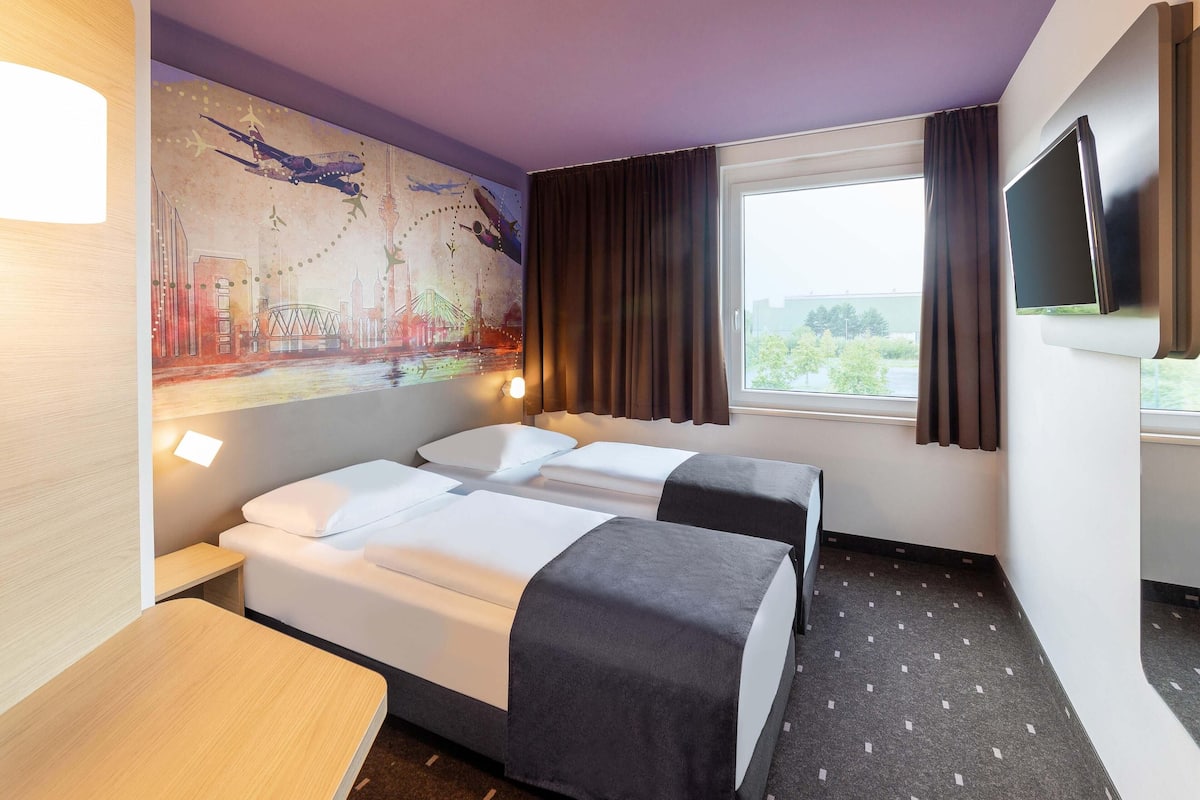 Chambre avec lits jumeaux | Bureau, espace de travail pour ordinateur portable