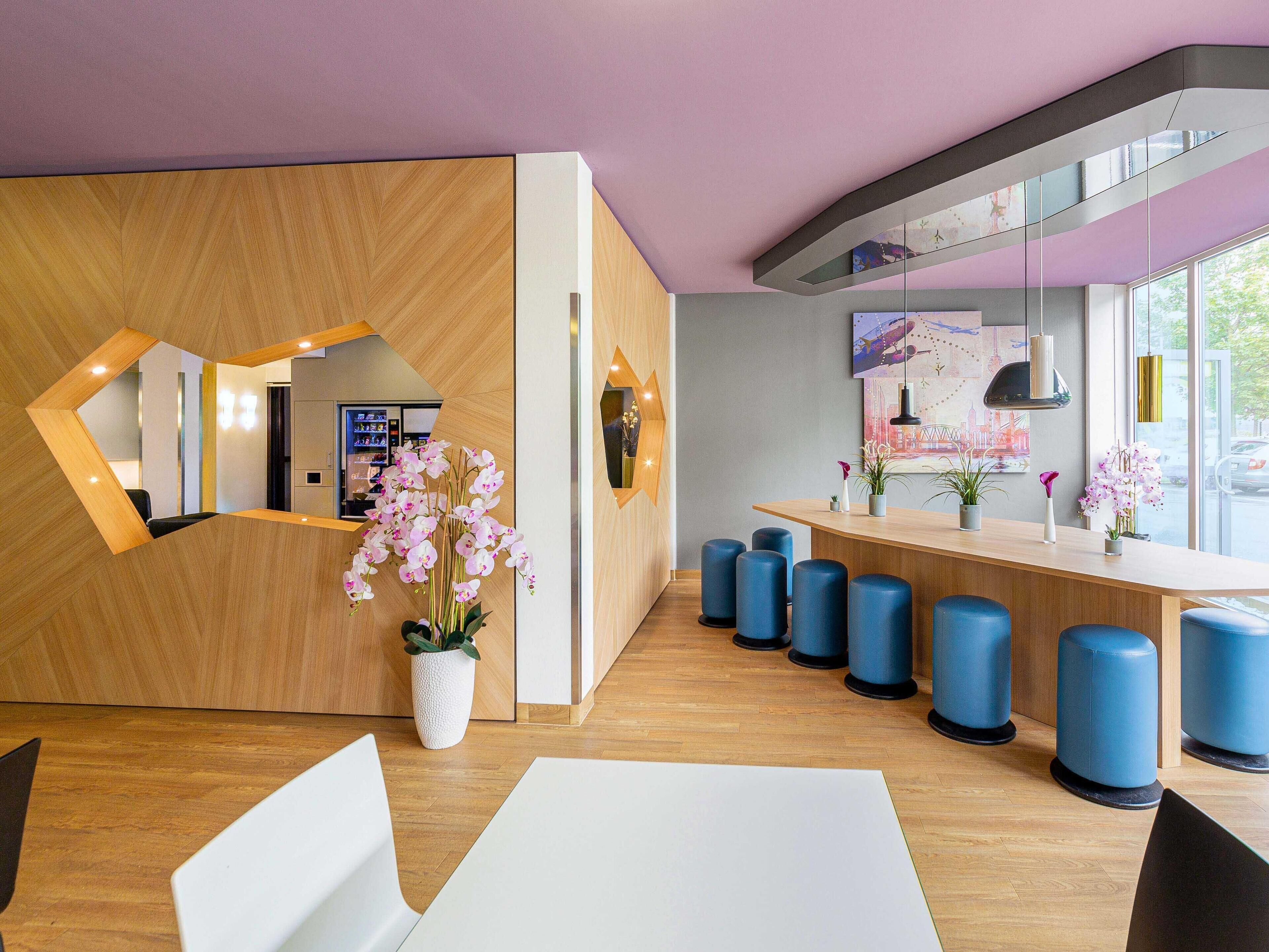 办公桌、笔记本电脑工作区、隔音、免费 WiFi