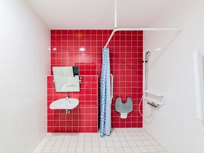 Douche, sèche-cheveux, serviettes fournies