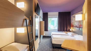 Schreibtisch, laptopgeeigneter Arbeitsplatz, schallisolierte Zimmer