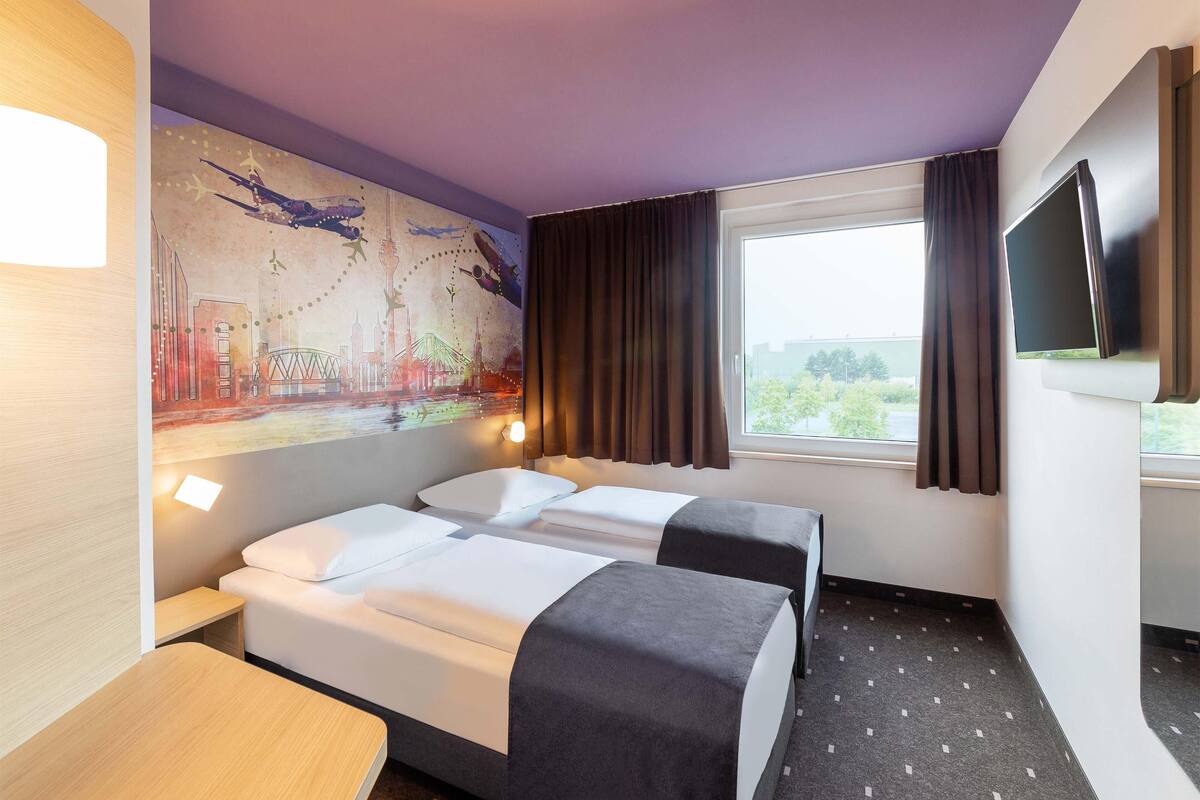 Twin Room | 1 bedroom, desk, laptop workspace, soundproofing