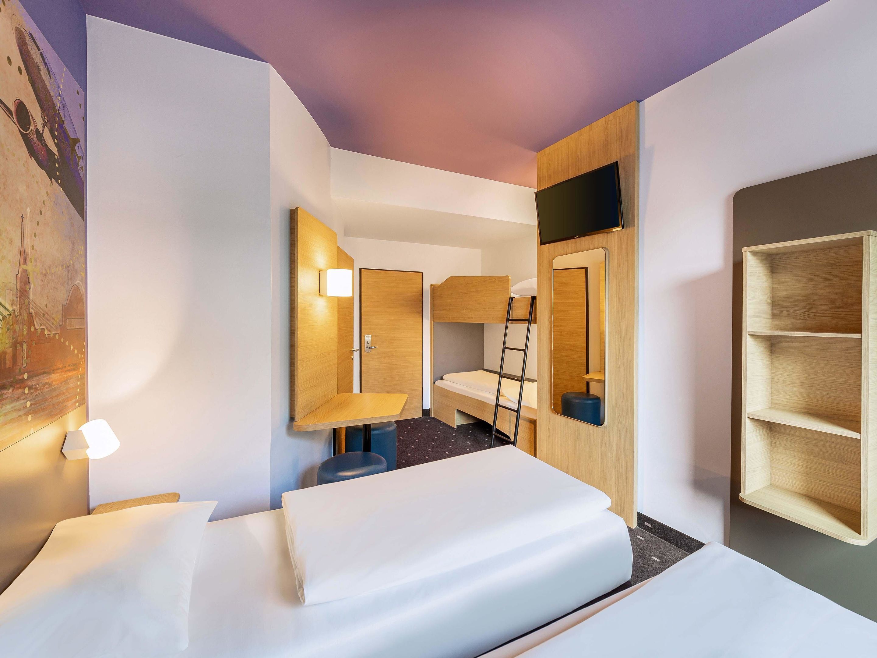 Quadruple Room | Desk, laptop workspace, soundproofing, WiFi (free)