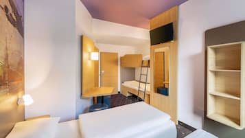 Quadruple Room | Desk, laptop workspace, soundproofing, WiFi (free)