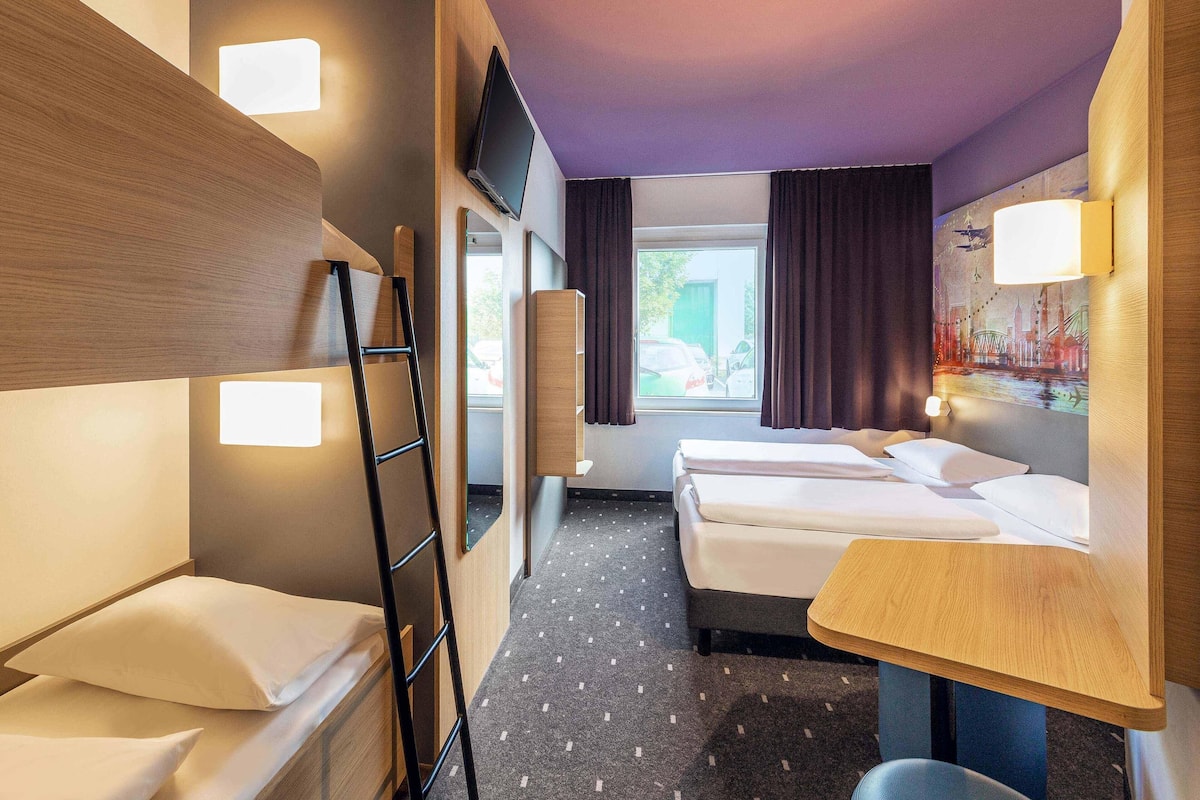 Chambre Quadruple | Bureau, espace de travail pour ordinateur portable