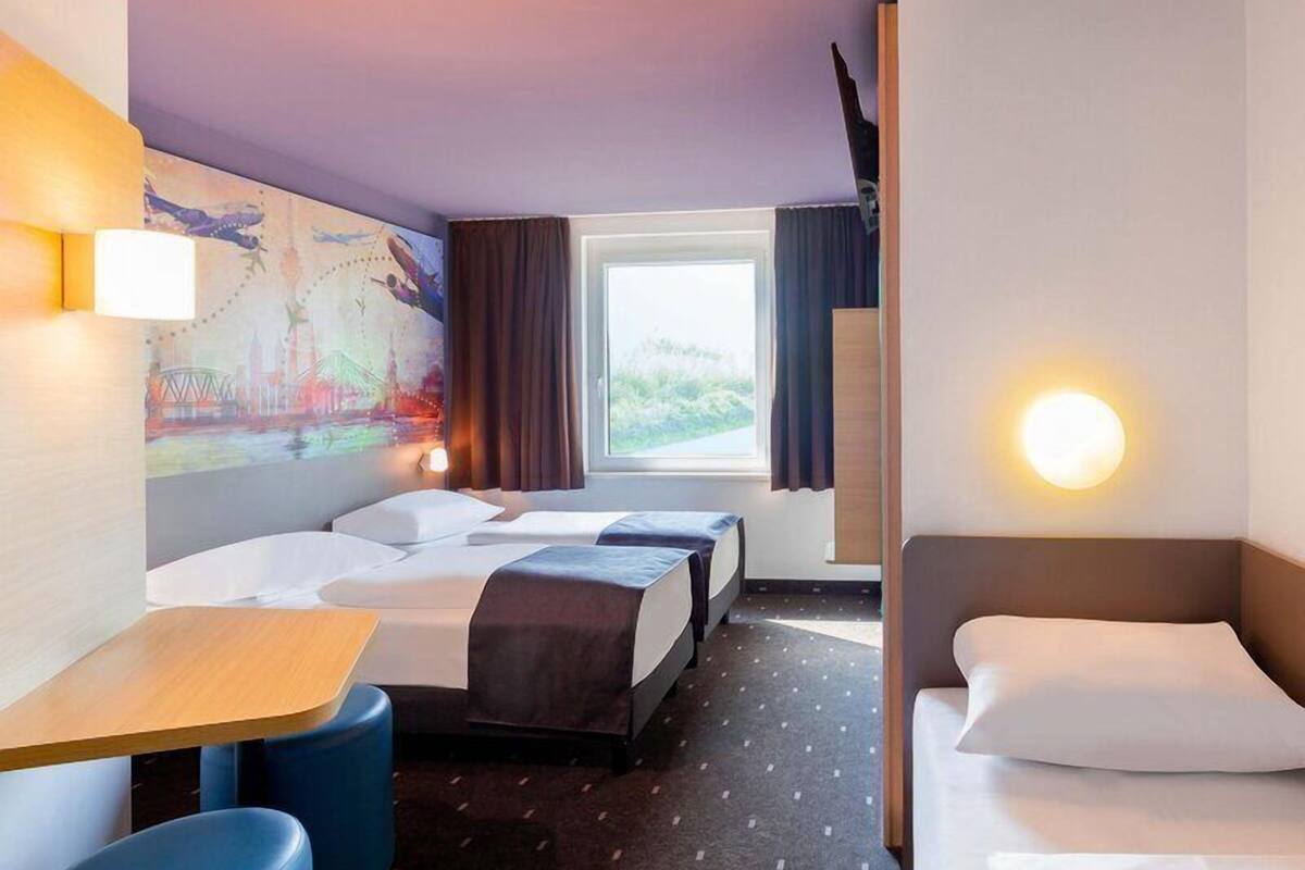 Triple Room | Desk, laptop workspace, soundproofing, free WiFi
