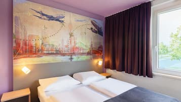 Schreibtisch, laptopgeeigneter Arbeitsplatz, schallisolierte Zimmer