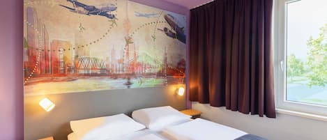 Bàn, khu vực làm việc phù hợp cho laptop, phòng cách âm