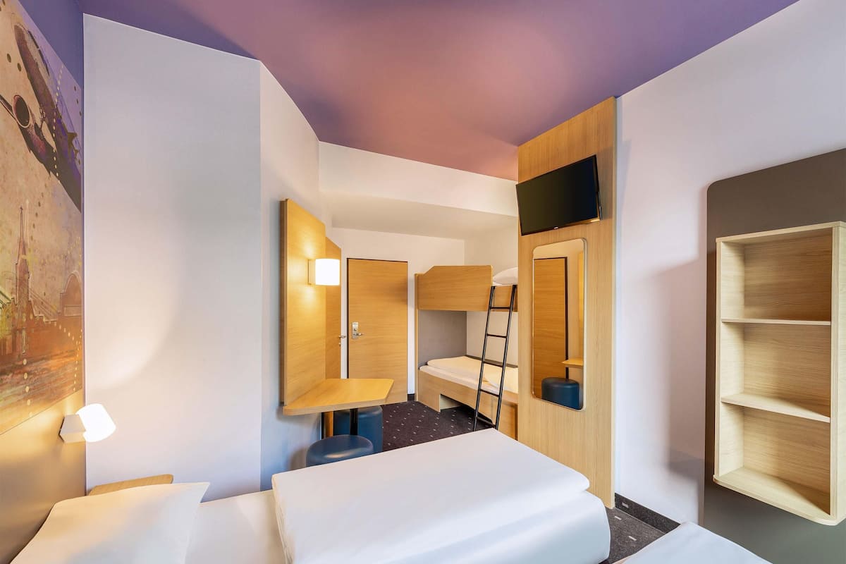 Quadruple Room | Desk, laptop workspace, soundproofing, free WiFi