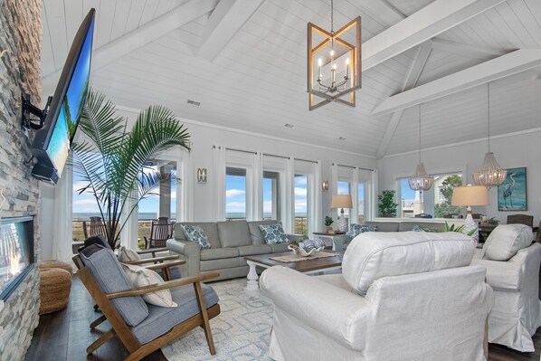 Älytelevisio, takka, kirjoja