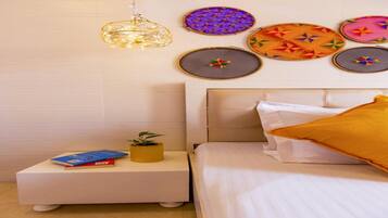 Un dormitorio con cama, mesita de noche y decoración mural.