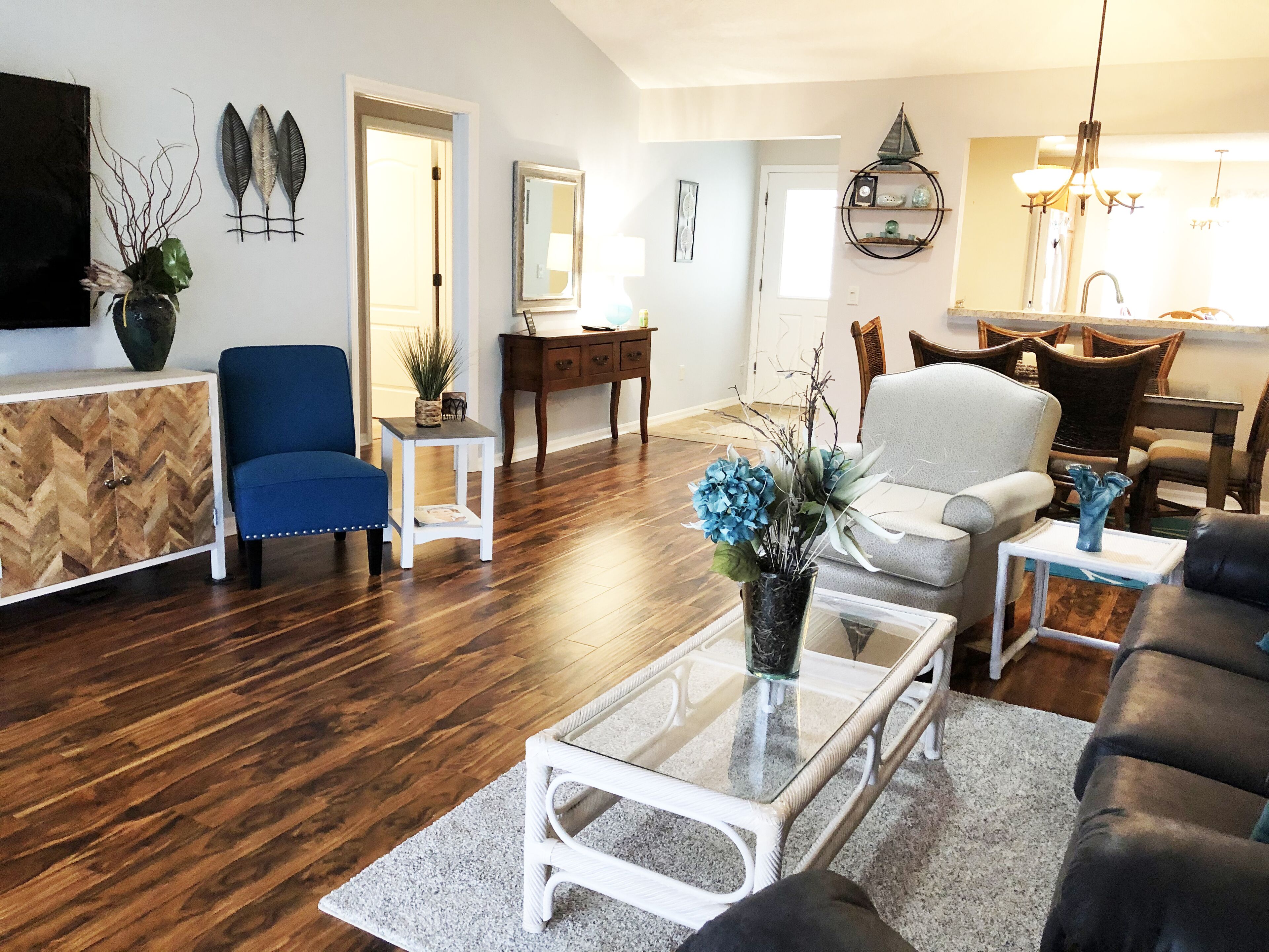 Furnished 3 bedroom, 2 bath home in prime area close to pool and Sumter Landing