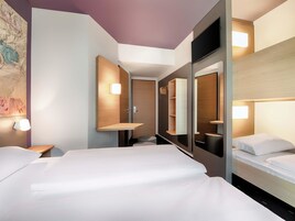 Vierbettzimmer | Schreibtisch, kostenloses WLAN, Bettwäsche