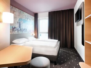 Een bureau, gratis wifi, beddengoed