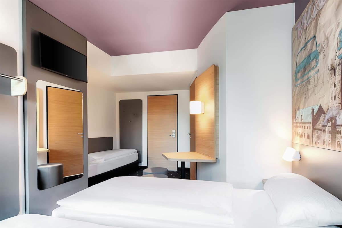 Triple Room | Desk, free WiFi, bed sheets