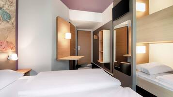 Vierbettzimmer | Schreibtisch, kostenloses WLAN, Bettwäsche