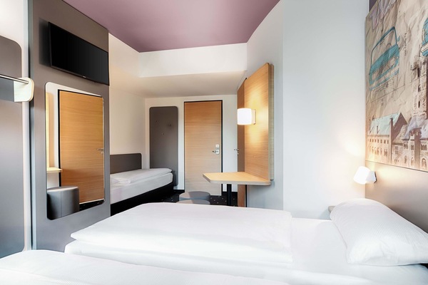 Triple Room | Desk, free WiFi, bed sheets