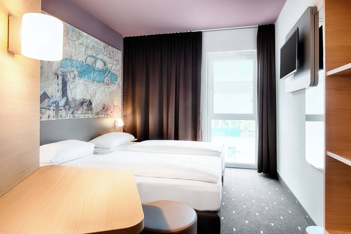 twin room | desk, free wifi, bed sheets