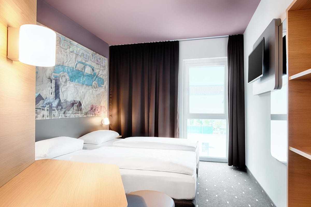 Twin Room | Desk, free WiFi, bed sheets