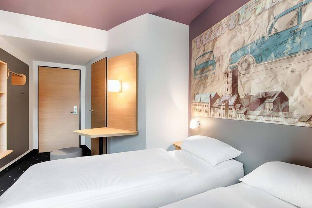 Twin kamer | Een bureau, gratis wifi, beddengoed