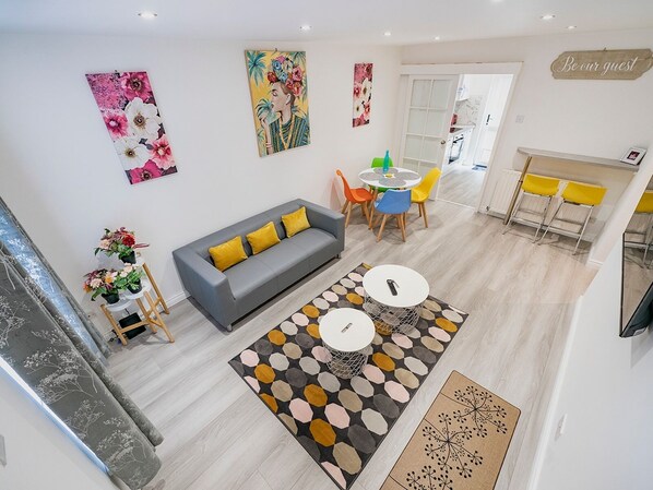 TV - Bright & Airy 2BR/2 Bath Apt in Perfect Location - Pass the Keys (Belfast)