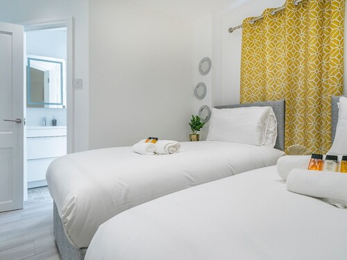 Bright & Airy 2BR/2 Bath Apt in Perfect Location - Pass the Keys