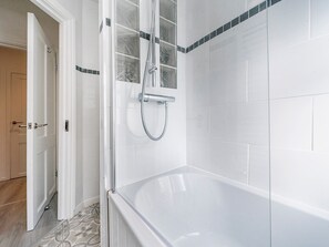 Shower, hair dryer, towels - Bright & Airy 2BR/2 Bath Apt in Perfect Location - Pass the Keys (Belfast)