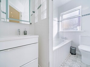 Shower, hair dryer, towels - Bright & Airy 2BR/2 Bath Apt in Perfect Location - Pass the Keys (Belfast)
