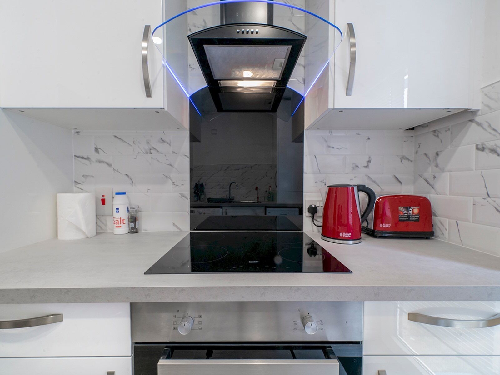 Jääkaappi, mikroaaltouuni, uuni, keittoastiat/astiat/ruokailuvälineet