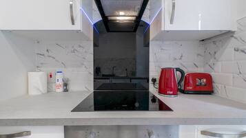 Jääkaappi, mikroaaltouuni, uuni, keittoastiat/astiat/ruokailuvälineet