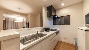 Apartment, Non Smoking | Private kitchen | Fridge, microwave, stovetop, electric kettle
